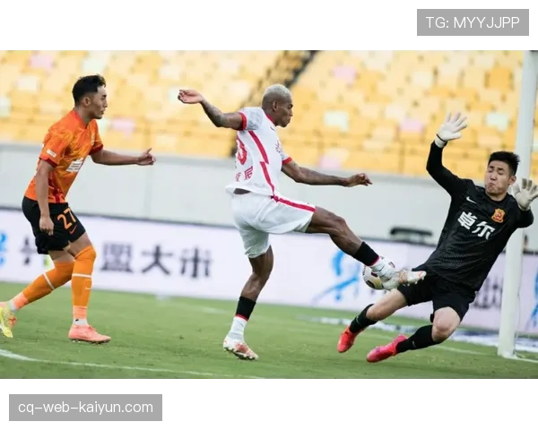 “备战情况：塞维利亚门将加强应对贴地任意球射门的专项扑救训练”