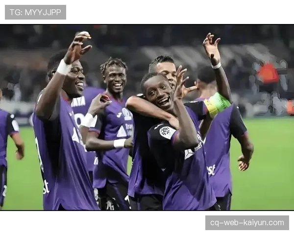 数千名图卢兹球迷在训练基地外集会,表达对球队支持 数千名图卢兹球迷在训练基地外集会,表达对球队支持